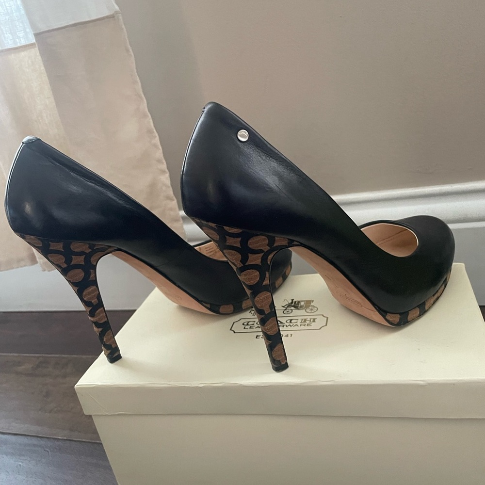 Coach leather pump with C design size 7